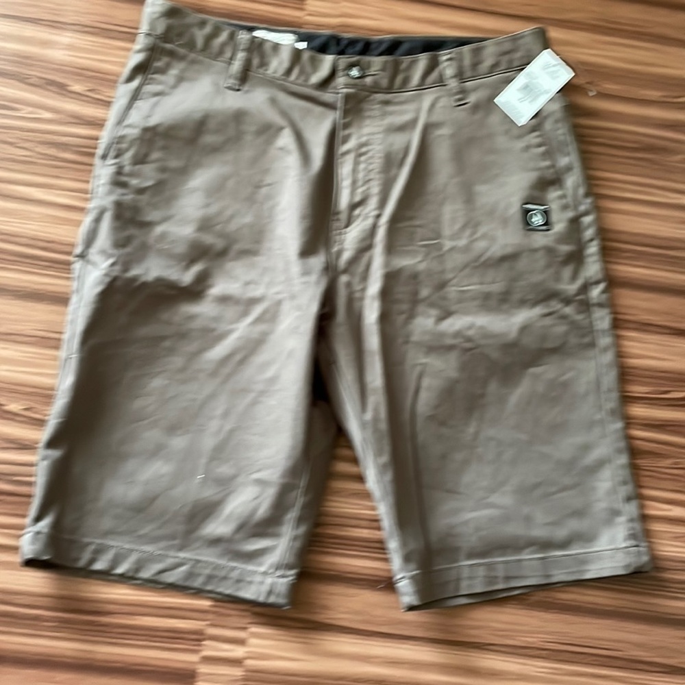 VOLCOM Modern Fit NWT Shorts Size 32